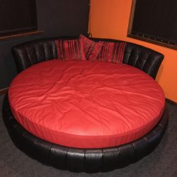 round-bed-room